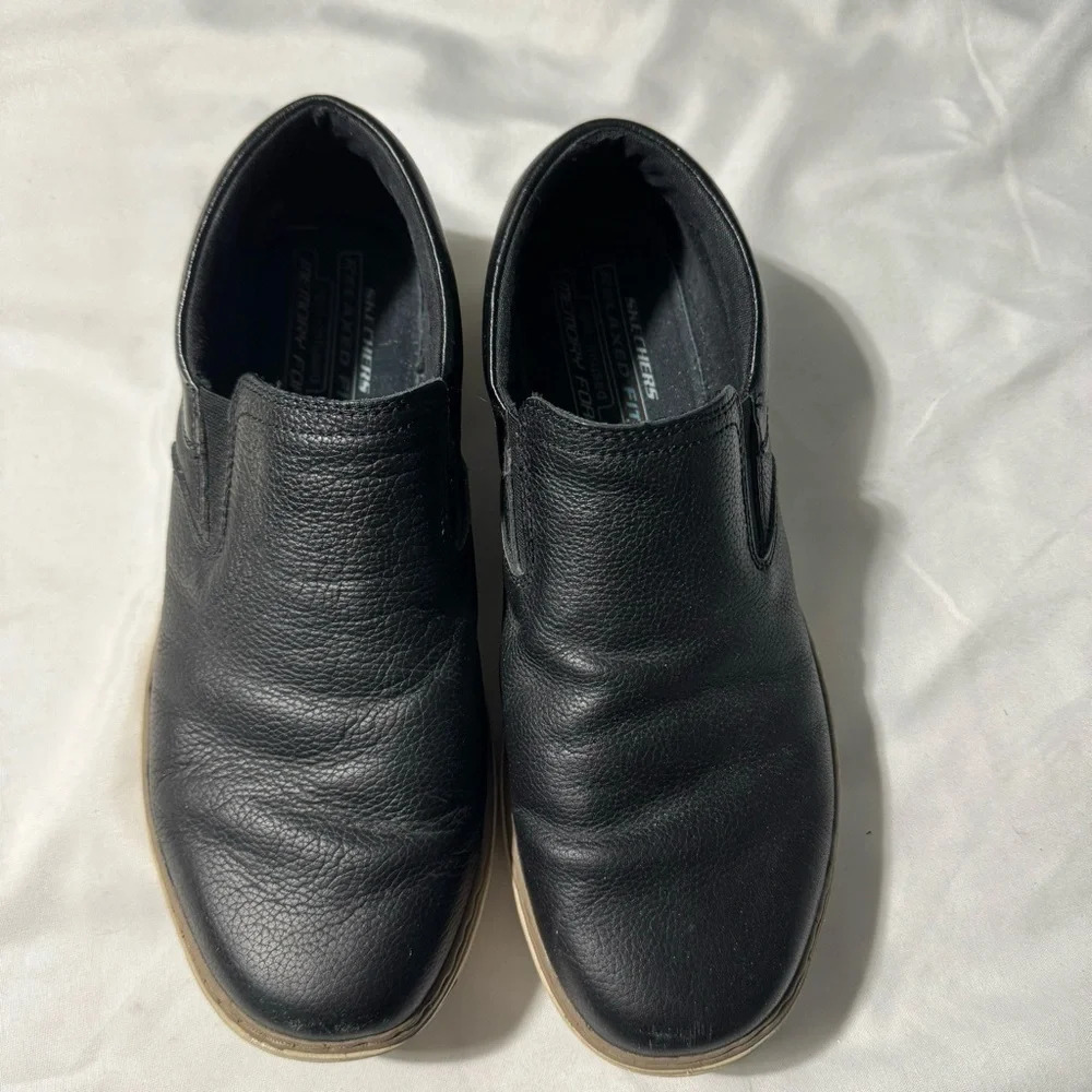 Sketchers Leather/Synthetic Upper Slip-on Shoes Black Tan soles Size 10